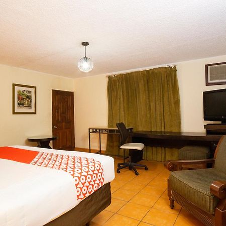 OYO Hotel Hacienda Don Luis, Rosarito Bagian luar foto A room at the hotel