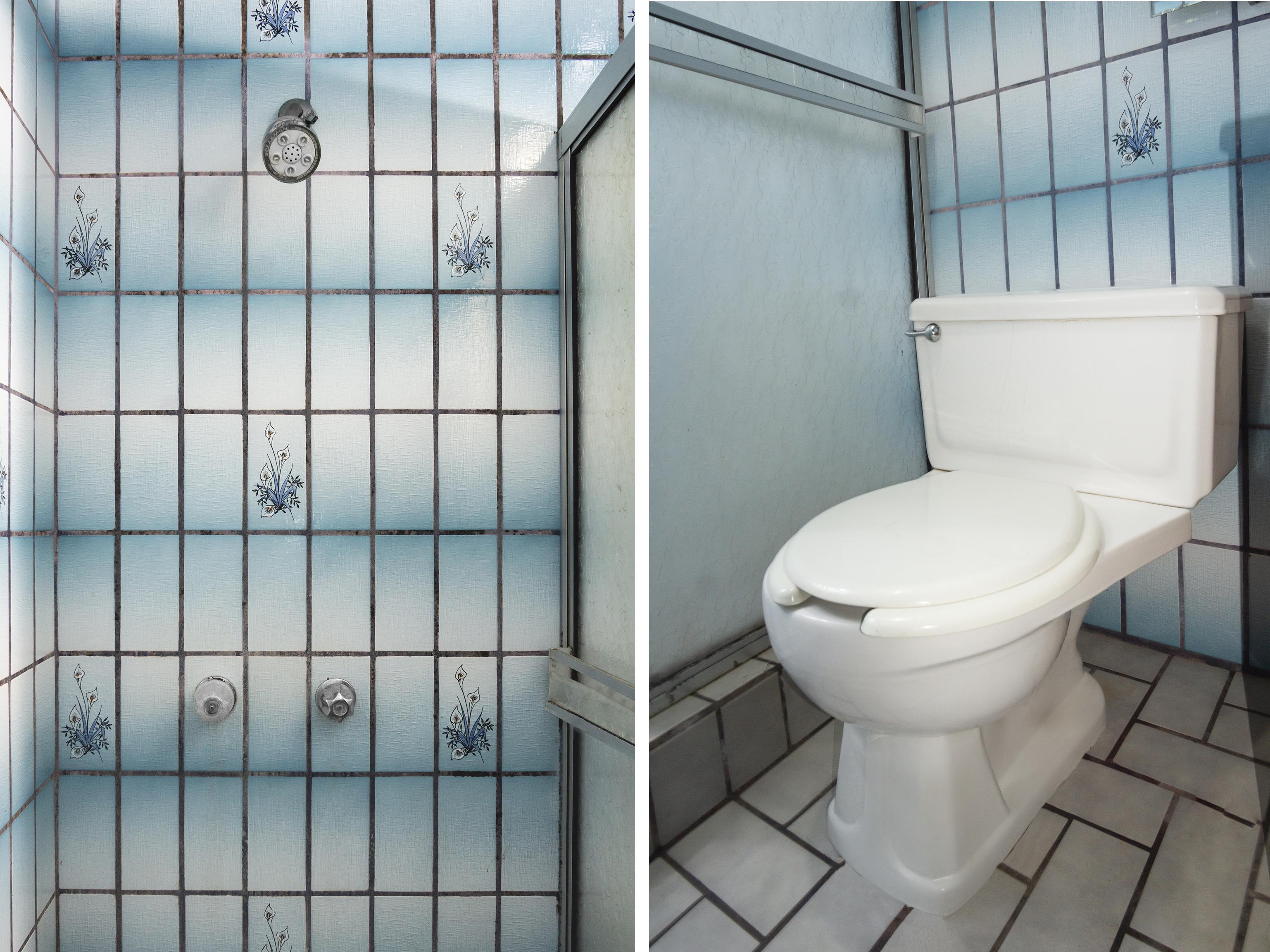 OYO Hotel Hacienda Don Luis, Rosarito Bagian luar foto A shower and toilet in a typical Western bathroom