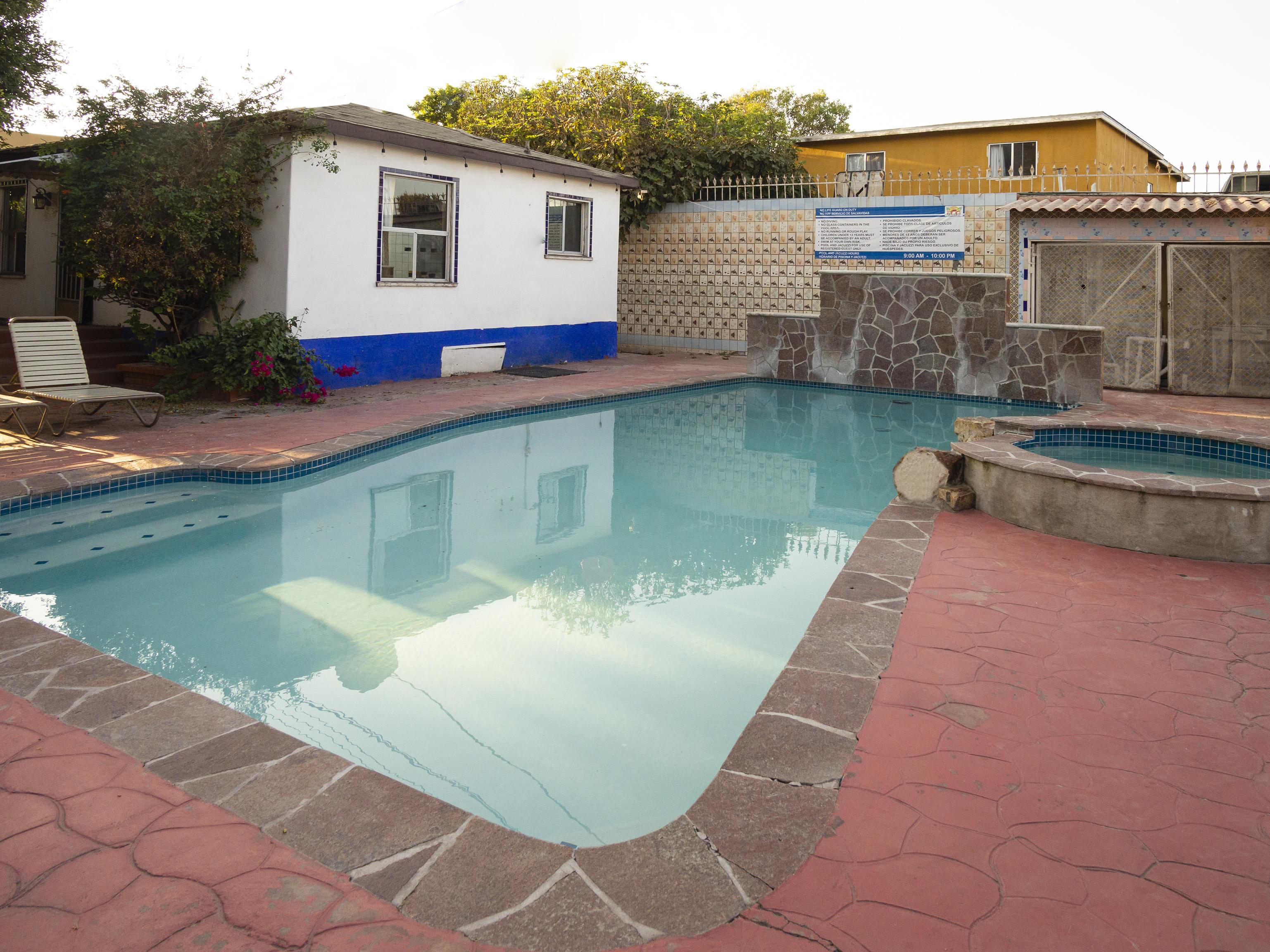 OYO Hotel Hacienda Don Luis, Rosarito Bagian luar foto A swimming pool in a private backyard