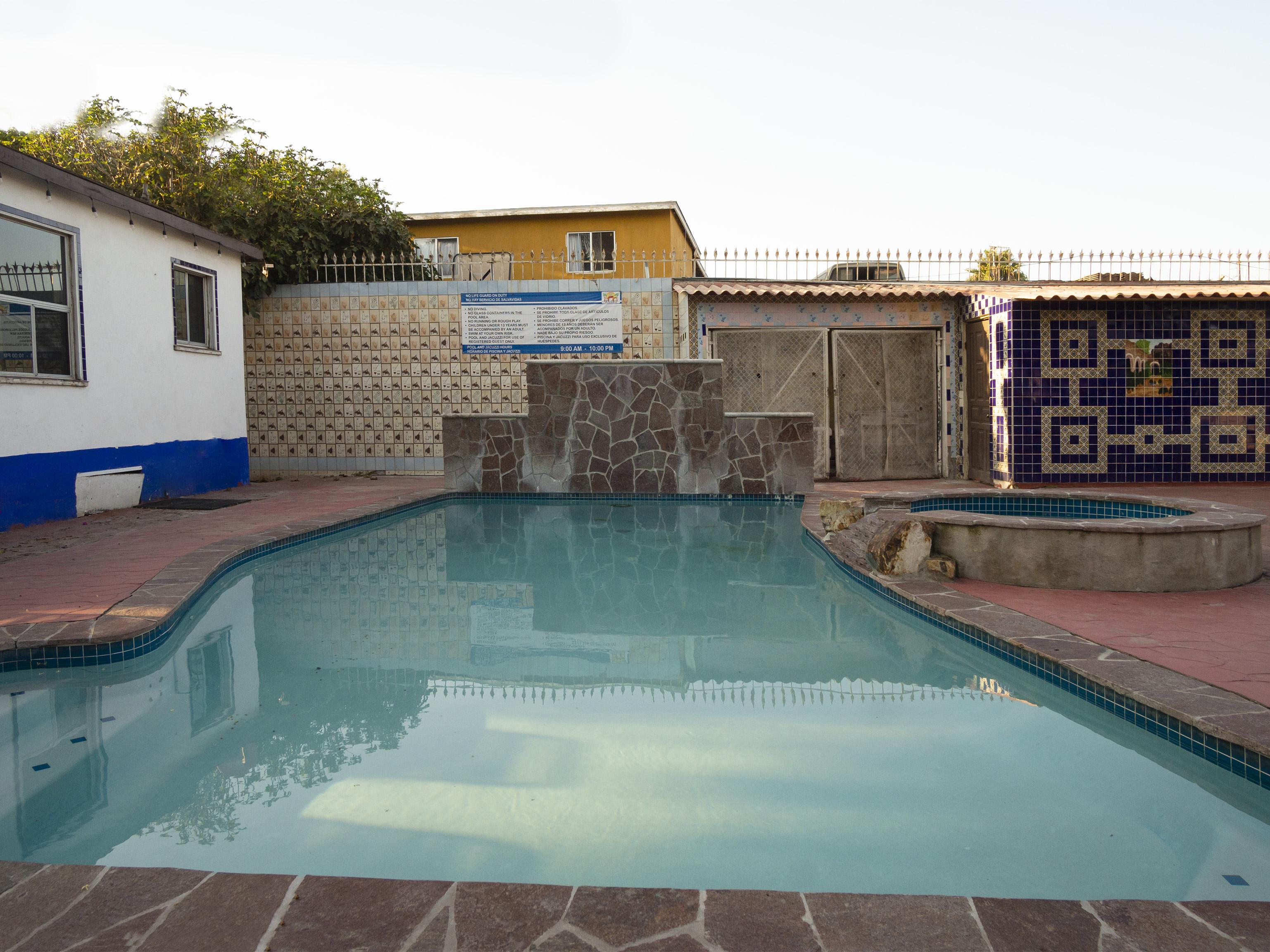 OYO Hotel Hacienda Don Luis, Rosarito Bagian luar foto A swimming pool in a house in Soweto, South Africa