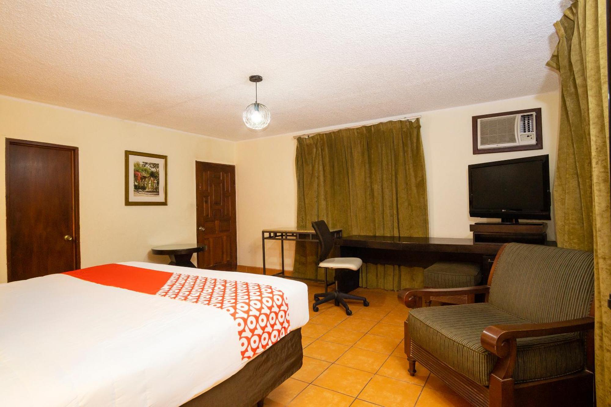 OYO Hotel Hacienda Don Luis, Rosarito Bagian luar foto A room at the hotel