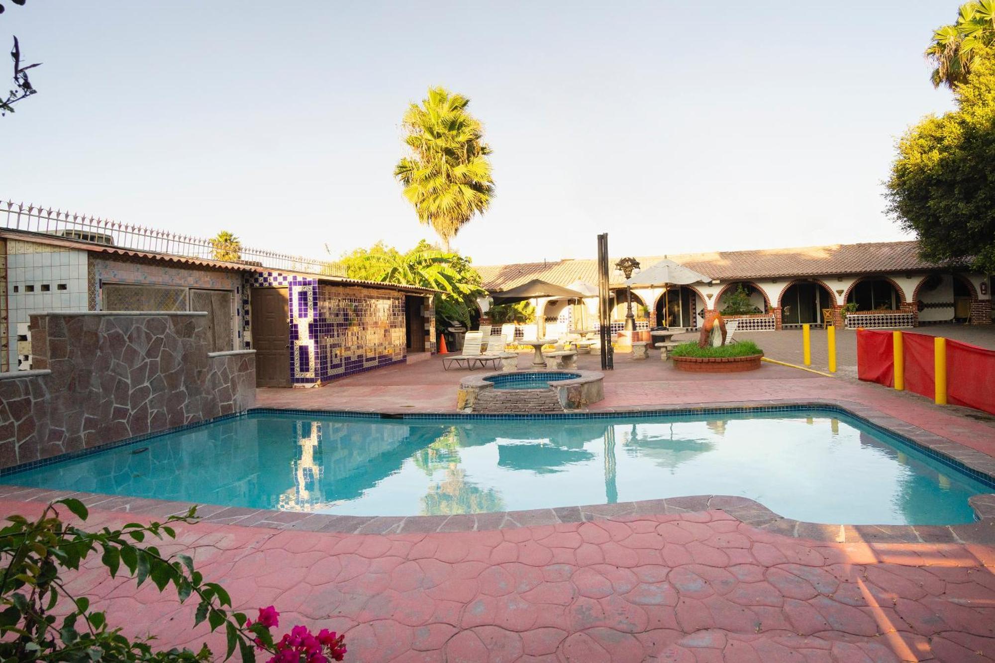 OYO Hotel Hacienda Don Luis, Rosarito Bagian luar foto The pool at the Oasis of Miniatures