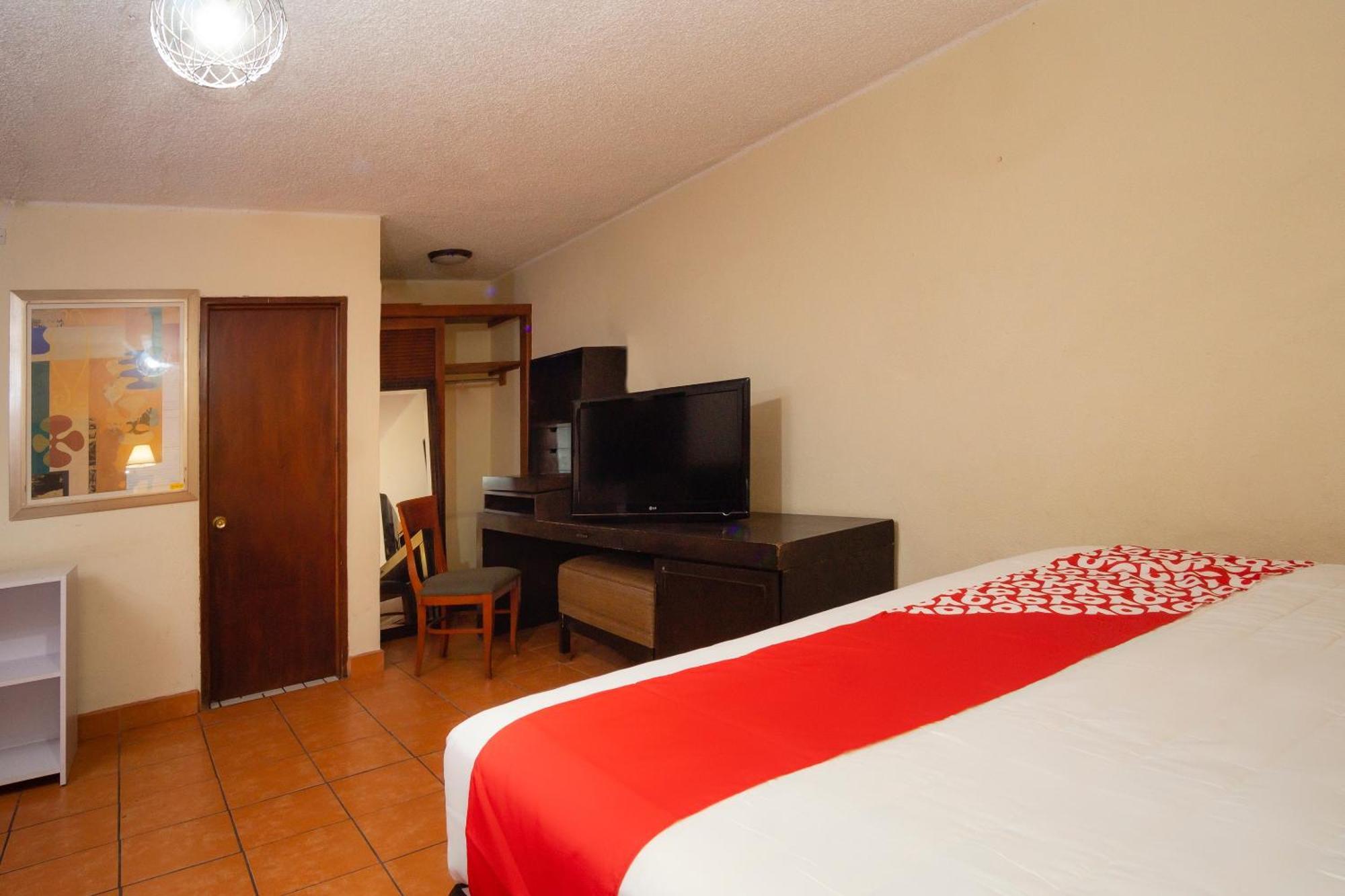 OYO Hotel Hacienda Don Luis, Rosarito Bagian luar foto A typical OYO hotel room in Mexico City